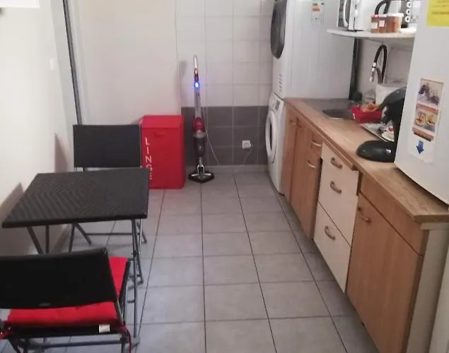 chambre avec salle de bain privatisée avec petit déjeuner compris